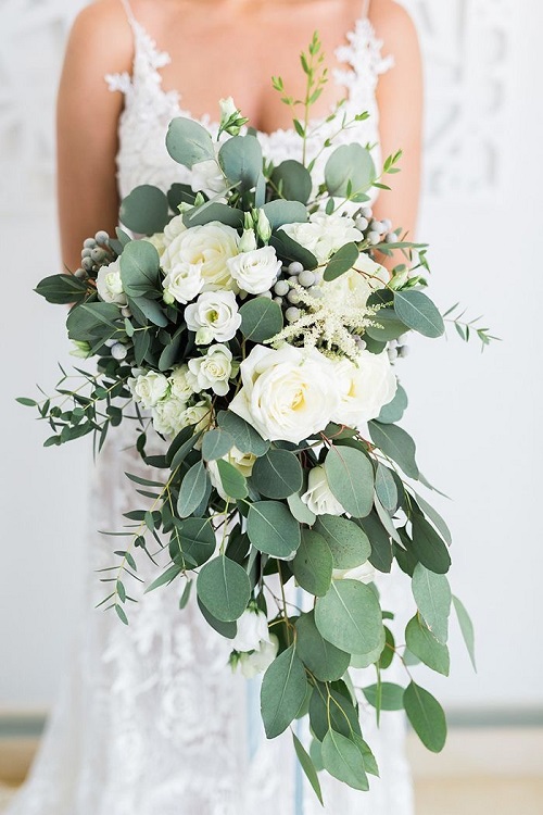 2. Каскадный букет невесты из пионовидных роз. С брунией, эустомой и двух сортов эвкалипта. Цена - 11250 руб.