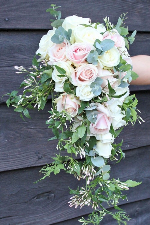 1. Каскадный букет невесты из роз нескольких сортов, с эвкалиптом и жасмином. Цена - 9850 руб.