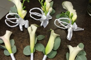 Флористические аксессуары: бутоньерки, для друзей жениха и цветочные браслеты на руку, для подружек невесты.